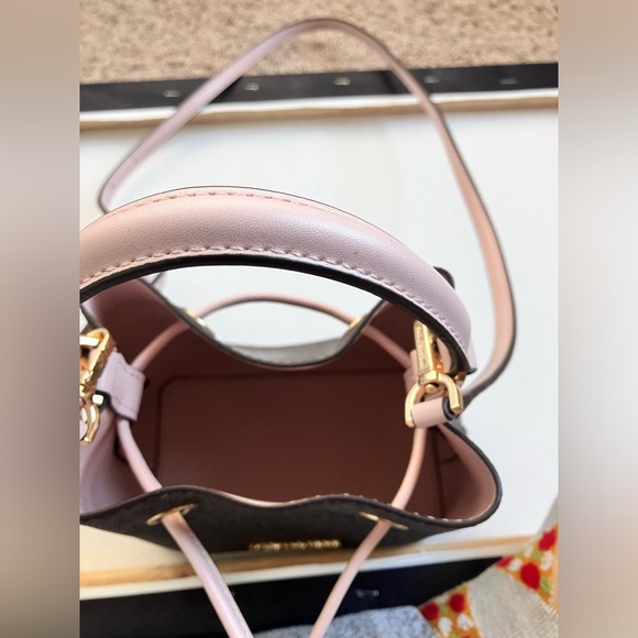 ❌Michael Kors small Mercer Bucket Bag - Picture 4 of 4